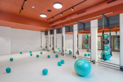 Interiér rehabilitačního centra CRIMED v Poděbradech od designérky Kateřiny Kersey a architektky Lucie Náhlovské