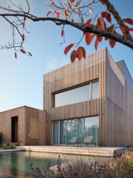 Rodinný dům a sídlo firmy Eko Modular hned vedle sebe - vše z modulů.