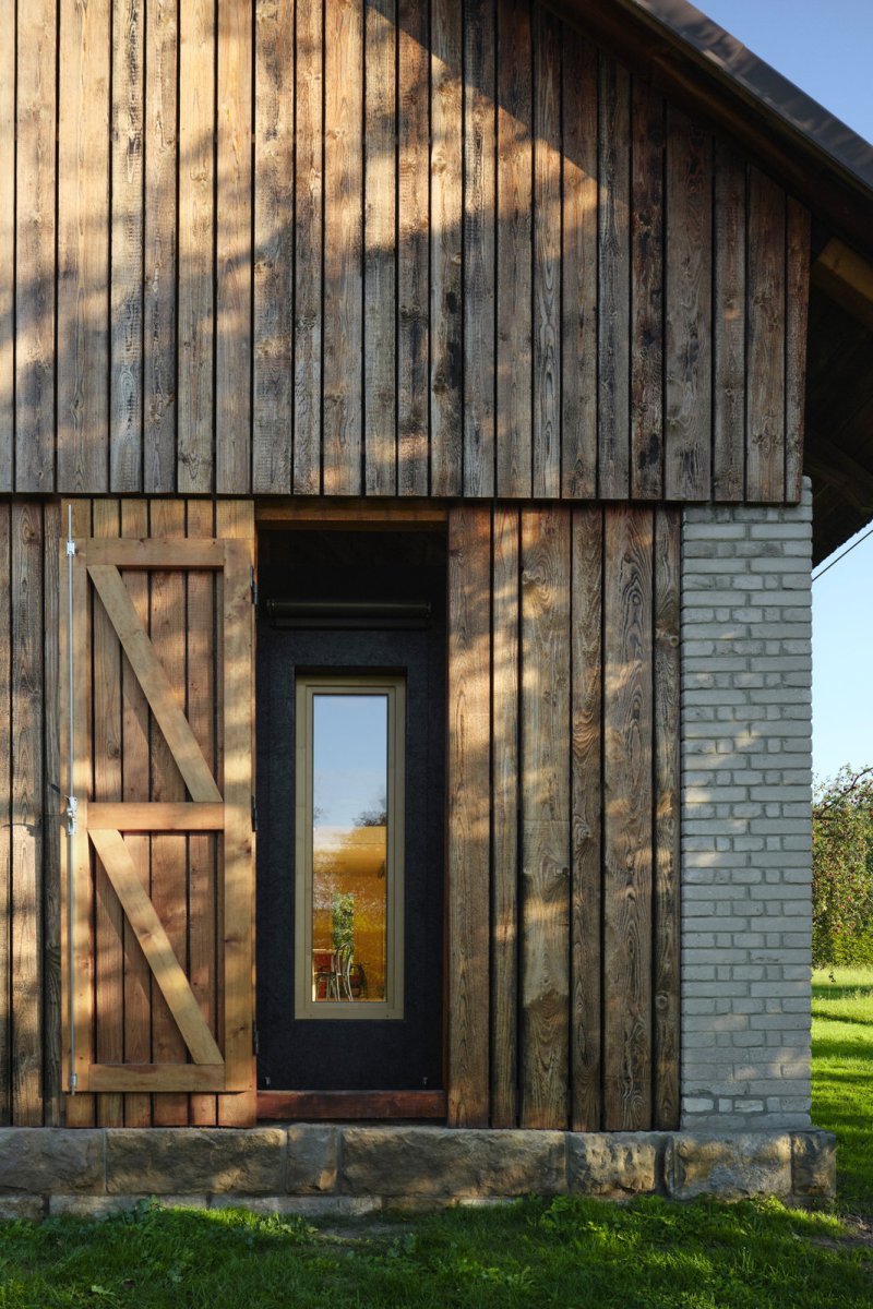 Okno s otevřenou okenicí (Krabice ve stodole; Facha architekti)