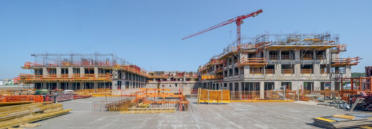 Bednění, plošiny pro manipulaci s materiálem a bezpečnostní prvky na stavbu dodala společnost PERI.
