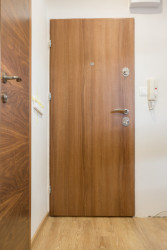 Jak vybrat bezpečnostní vchodové dveře, které podtrhnou design vašeho domu?