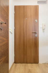 Jak vybrat bezpečnostní vchodové dveře, které podtrhnou design vašeho domu?