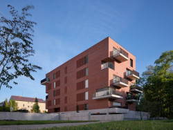 Novostavba (mar.s architects, obnova Žitného mlýna v Boršově nad Vltavou)