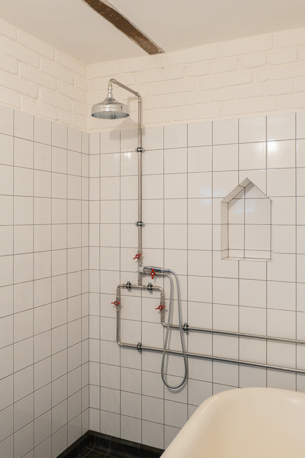 Dříve využívaný chlívek teď funguje jako technické zázemí sousedícího rodinného domu a zároveň malé wellness. (Terasa a zázemí ve stodole; tamti_architekti)