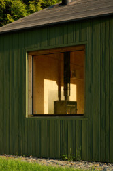 Okna nechávají dovnitř vstoupit přírodu z různých stran. (Chata Bebech, JANSELF STUDIO)