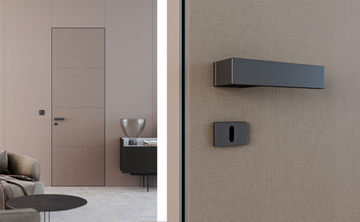 Otočné dveře MASTER s opláštěním textílie, skrytá zárubeň a obkladový systém EFEKTA 