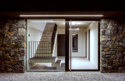 Reprezentativní vstup do domu zajišťují pivotové dveře.