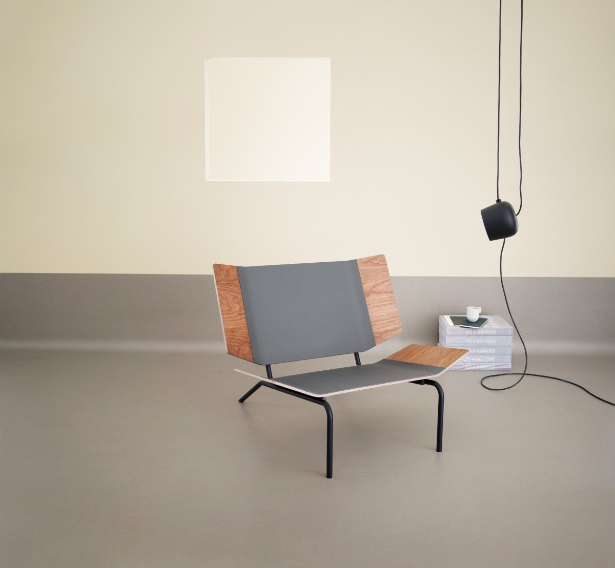 Přírodní nábytkové linoleum Desktop přidá dřevu barevnost. Použít lze pro židle, stoly i skříně