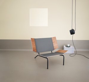 Přírodní nábytkové linoleum Desktop přidá dřevu barevnost. Použít lze pro židle, stoly i skříně