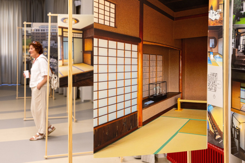 Výstava NA ROZCESTÍ: MEZIVÁLEČNÁ ARCHITEKTURA V JAPONSKU v Semlerově rezidenci je pro veřejnost otevřena od 26. června do 1. listopadu 2026.