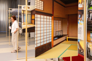 Výstava NA ROZCESTÍ: MEZIVÁLEČNÁ ARCHITEKTURA V JAPONSKU v Semlerově rezidenci je pro veřejnost otevřena od 26. června do 1. listopadu 2026.