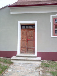 Šambrány, plasticky vystupující lemování kolem oken a dveří (Rekonstrukce historického domu v Šatově, Hlinaři)