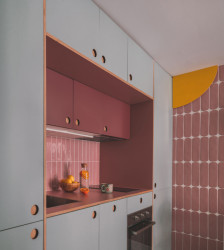 Např. navržená kuchyně byla původně zakoupená v IKEA. (TUR House, OOIIO)