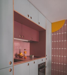 Např. navržená kuchyně byla původně zakoupená v IKEA. (TUR House, OOIIO)