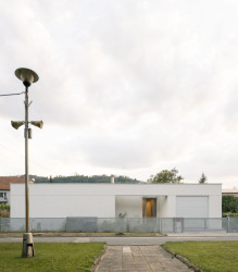 Čtyři atria jsou rozmístěná po všech stranách domu o nepravidelném obdélníkovém půdorysu. (Dům s atrii v Nedvědicích, AOSI)