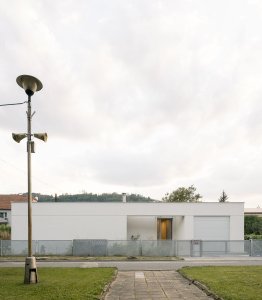 Čtyři atria jsou rozmístěná po všech stranách domu o nepravidelném obdélníkovém půdorysu. (Dům s atrii v Nedvědicích, AOSI)