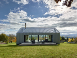 Obytný prostor rozšiřuje terasa. (Rodinný dům u Klatov; Stempel Tesař architekti )