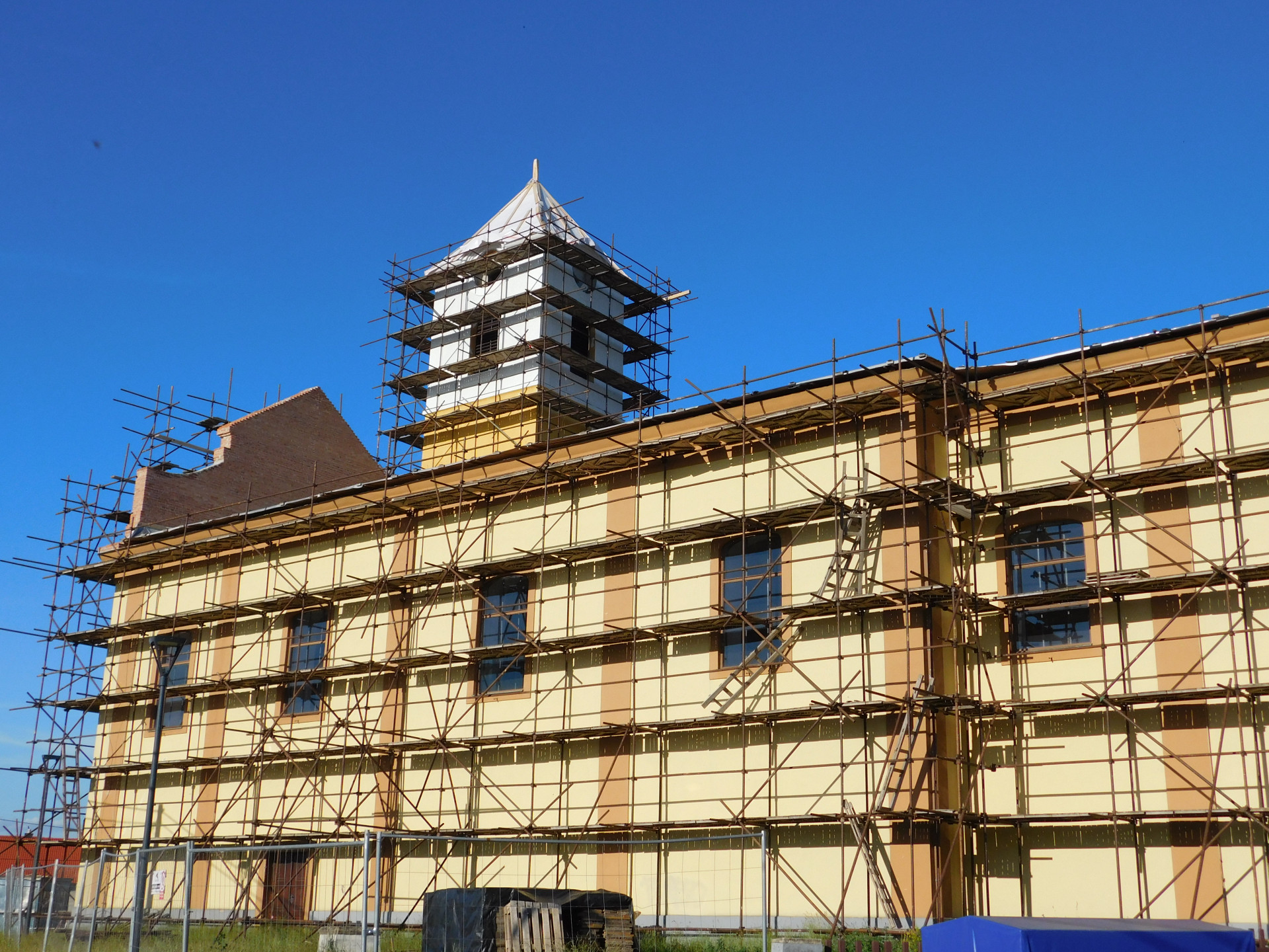 „Tornádo zasáhlo během mše svaté. Bylo půl osmé večer a najednou se nečekaně setmělo, což mi v letních červnových dnech připadalo zvláštní."