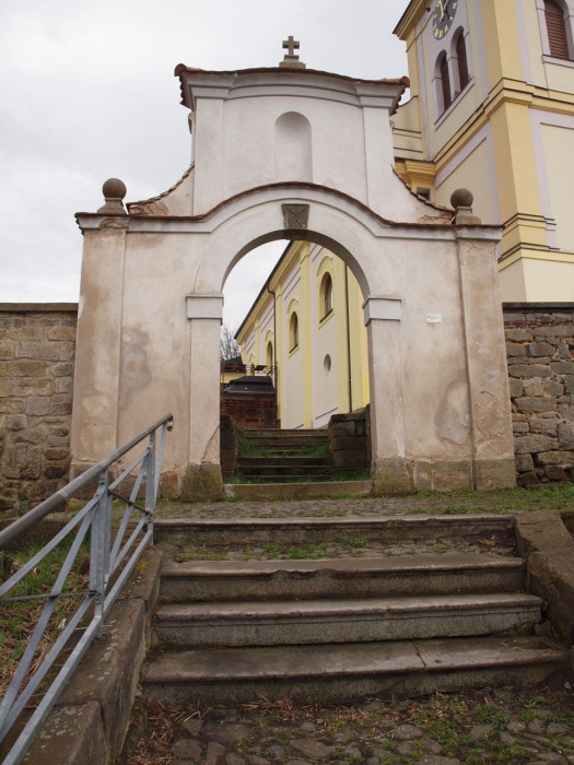 Vstupní brána v ohradní zdi. Současný stav po dokončené rekonstrukci - foto