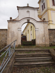 Vstupní brána v ohradní zdi. Současný stav po dokončené rekonstrukci - foto