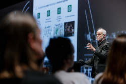 Prvním městem, které se rozhodlo aplikovat koncept 15minutového města, je Paříž. Francouzská metropole má novou strukturu městských čtvrtí a také buduje další sítě cyklostezek.