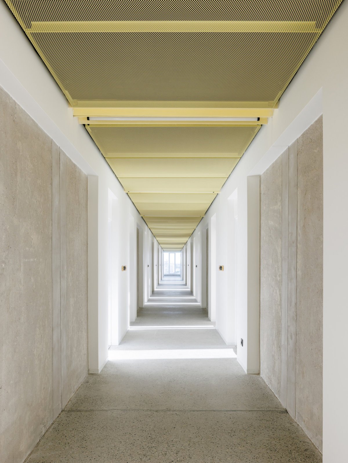 Odhalené panely a nové podhledy (Rekonstrukce ubytovny v Košicích; Atrium Architekti)