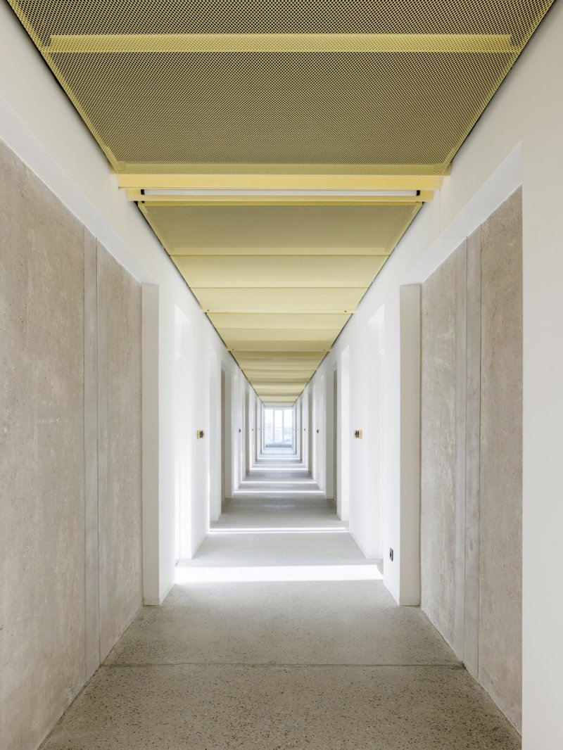 Odhalené panely a nové podhledy (Rekonstrukce ubytovny v Košicích; Atrium Architekti)