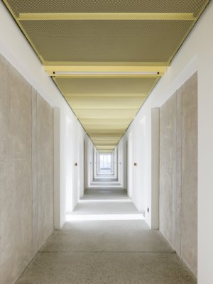 Odhalené panely a nové podhledy (Rekonstrukce ubytovny v Košicích; Atrium Architekti)