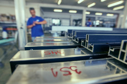 HI okna jsou produktovou značkou společnosti HINTON. Zaměřují se na kompletní dodávku a realizaci hliníkových oken, dveří a fasád