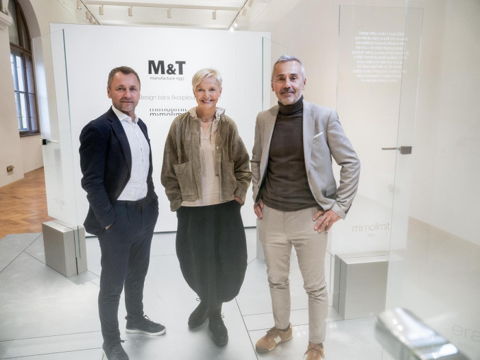 Barbora Škorpilová (uprostřed) s představiteli firmy M&T Ivem (vlevo) a Romanem (vpravo) Ulichovými