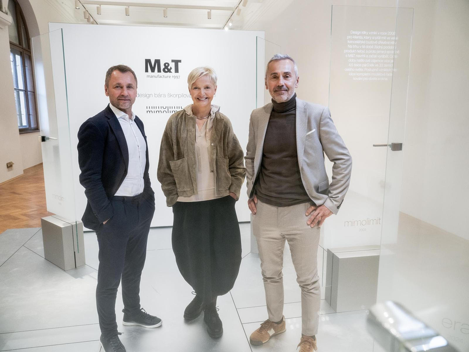 Barbora Škorpilová (uprostřed) s představiteli firmy M&T Ivem (vlevo) a Romanem (vpravo) Ulichovými