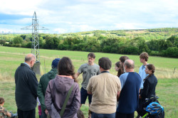 Odhalení a vysvěcení kříže během Landscape Festivalu. (Josef Čančík; Wichterkreuz – návrat zmizelého)