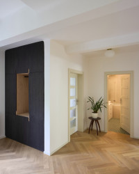 Pohled do bytu v suterénu (Rekonstrukce vily na Vinohradech; Atelier Hajný)