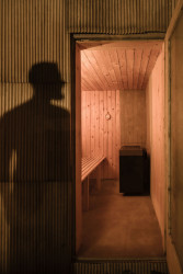 Vnitřní povrchy jsou ze smrkového dřeva (Sauna, ika.architekti)