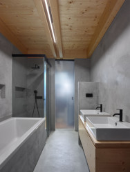 Stempel & Tesař architekti, Dům, který se otevírá slunci: Pohled do koupelny