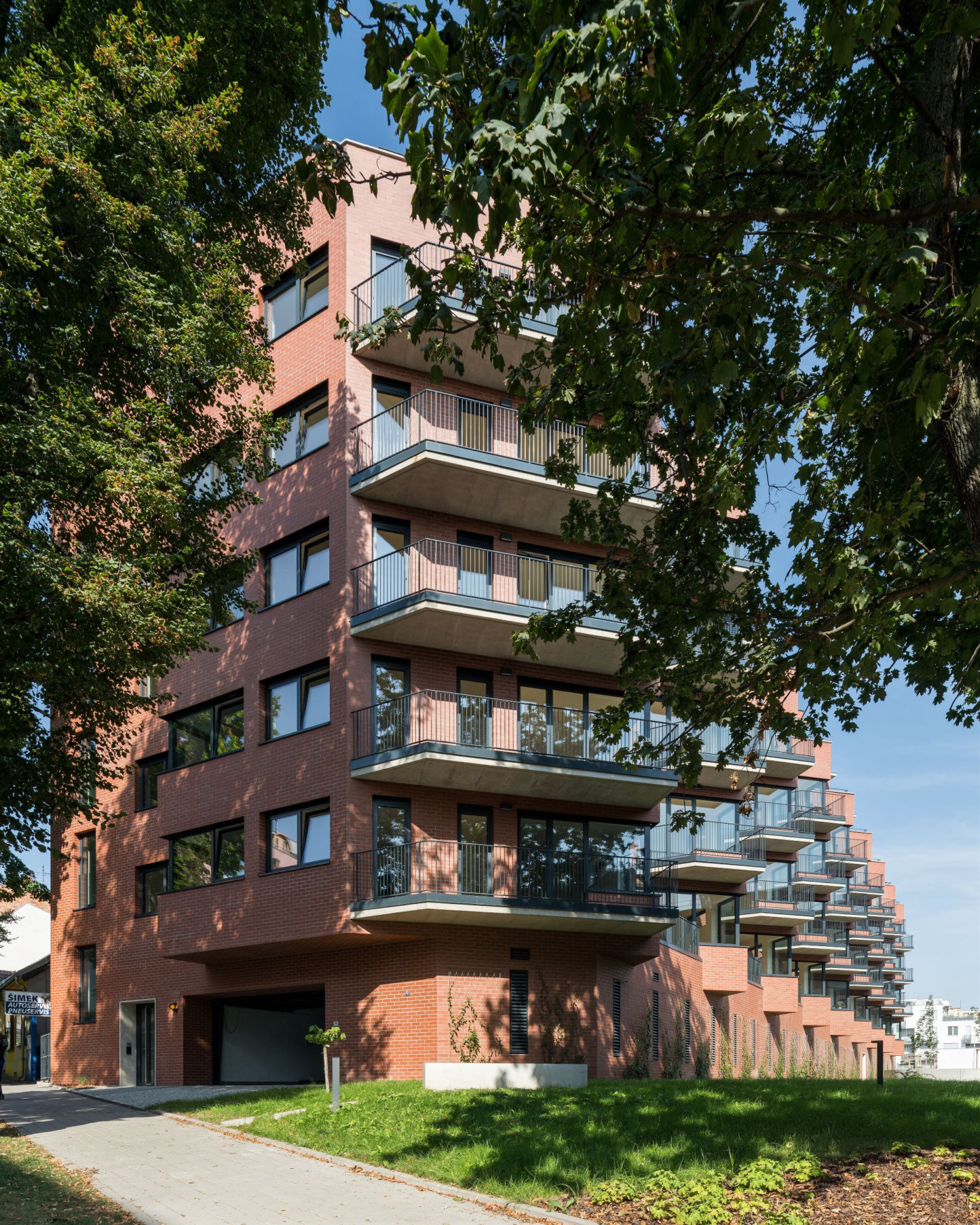 Rezidence Starý pivovar stojí na hlubokém pozemku v Brně-Králově Poli, dostala proto podlouhlý půdorys. (Rezidence Starý pivovar v Brně-Králově Poli, Atelier RAW)