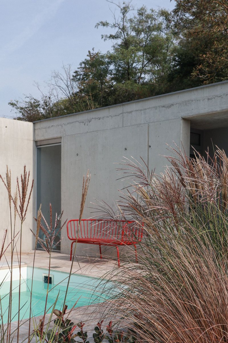 Materiálové řešení realizace může působit trochu monotónně. To byl však záměr architekta. (Zahradní domek, Adam Lukačovič)