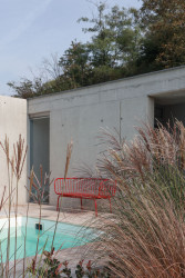 Materiálové řešení realizace může působit trochu monotónně. To byl však záměr architekta. (Zahradní domek, Adam Lukačovič)