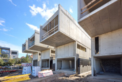 Fotografie z výstavby aktuálního projektu Divize 13 monolity HINTON - Sky City Villas v Záběhlicích