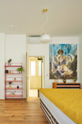 Všechny pokoje v bytě mají výraznou barevnost, ložnice je z nich nejklidnější. (Byt na Novém Městě, Helena Ballošová)