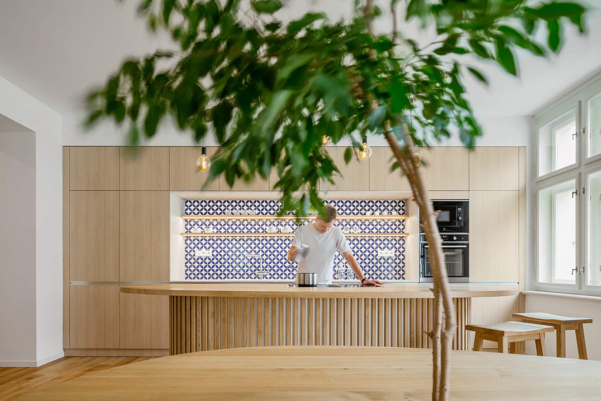 Byt v Praze-Vinohradech, Archistroj a Atelier HORIZONT: Cílem architektů bylo navrhnout byt, který bude jeho obyvatelům vyhovovat dlouhodobě, bude tedy obsahovat adaptabilní prvky a místnosti