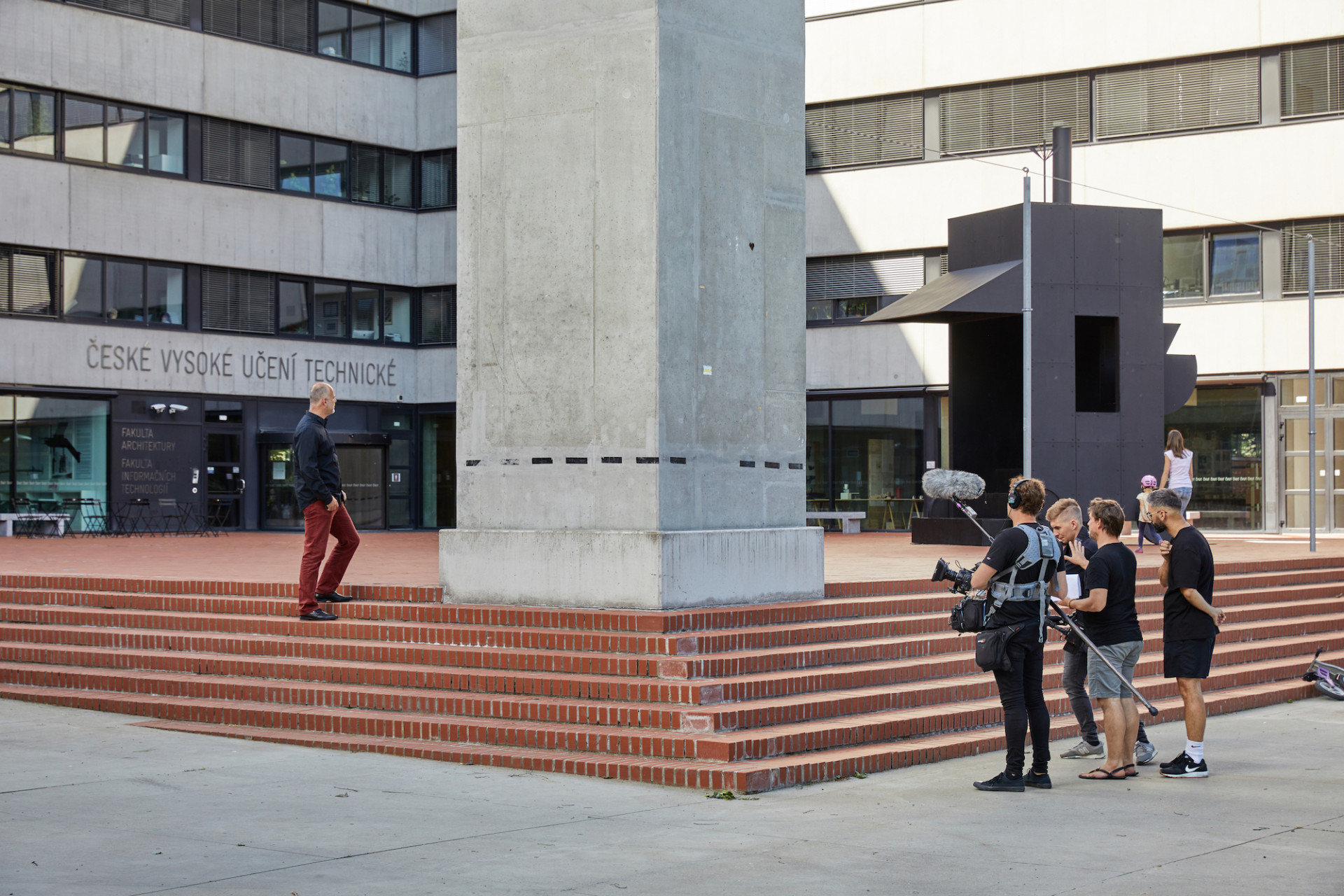 Film vznikal ve spolupráci týmu EARCH.cz a Fakulty architektury ČVUT v Praze (vlevo architekt Tomáš Hradečný)