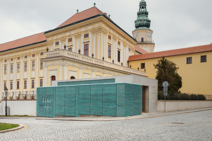 Prodejna vína, vstup do zámeckých sklepů a trafostanice v jedné stavbě (Vstupní objekt do zámeckých sklepů s trafostanicí v Kroměříži od Atelier Štěpán)