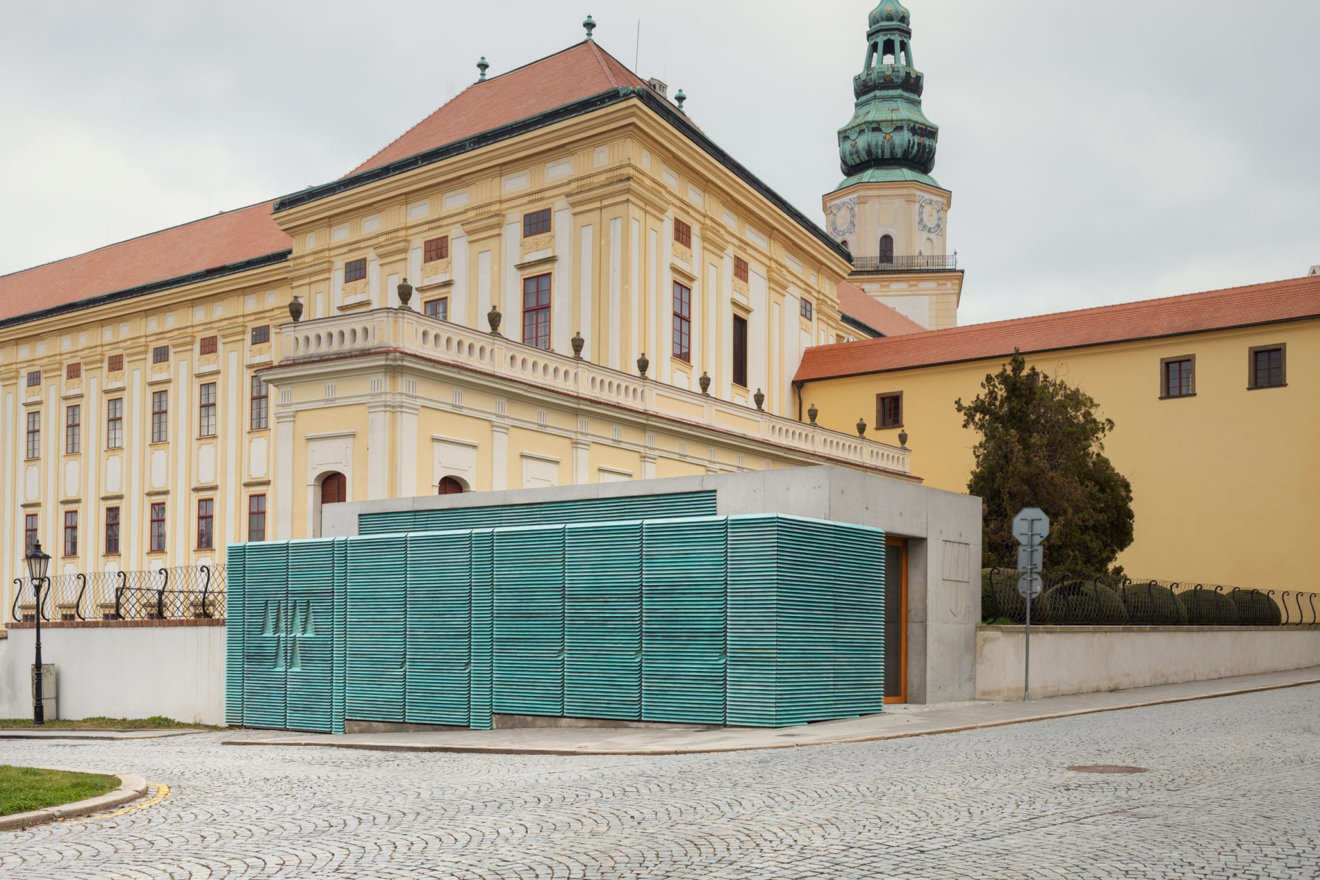 Prodejna vína, vstup do zámeckých sklepů a trafostanice v jedné stavbě (Vstupní objekt do zámeckých sklepů s trafostanicí v Kroměříži od Atelier Štěpán)