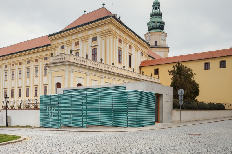 Prodejna vína, vstup do zámeckých sklepů a trafostanice v jedné stavbě (Vstupní objekt do zámeckých sklepů s trafostanicí v Kroměříži od Atelier Štěpán)