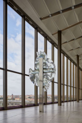 Tím vůbec nejhodnotnějším uměleckým dílem v celé budově je bezesporu pětimetrová skleněná plastika nazvaná Žena s holubicí od slavné dvojice sklářských umělců Stanislava Libenského a Jaroslavy Brychtové. Hodnota díla se dnes odhaduje na desítky milionů korun...