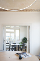 Geometrické tvary zde nejsou zvoleny náhodně, agentura KHS je totiž má ve svém logu. - Kanceláře marketingové agentury KHS v Praze, studio COSMO