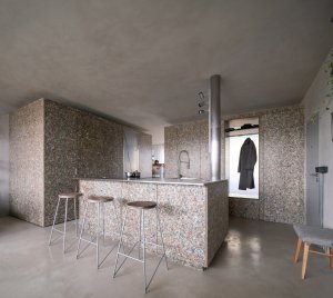 Papundekl architekti - Tři boxy z Packwallu v otevřeném prostoru: Byt se nachází v panelovém domě ze 60. let