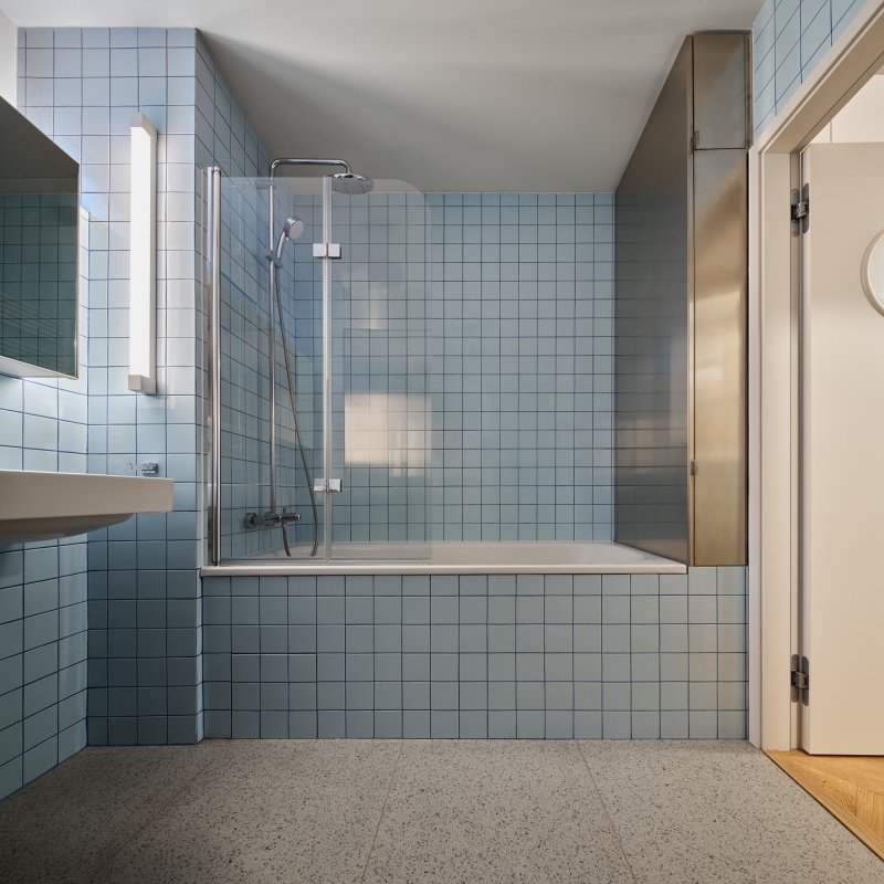 Pro nábytek v koupelně architekt zvolil povrchovou úpravu z nerezového plechu. (Rekonstrukce bytu ve Vršovicích, Amulet architekti)