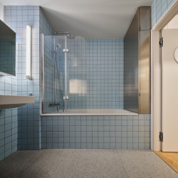 Pro nábytek v koupelně architekt zvolil povrchovou úpravu z nerezového plechu. (Rekonstrukce bytu ve Vršovicích, Amulet architekti)